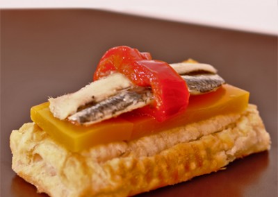 Hojaldre de boquerones con gelatina de mango de málaga (mango_mmm…)